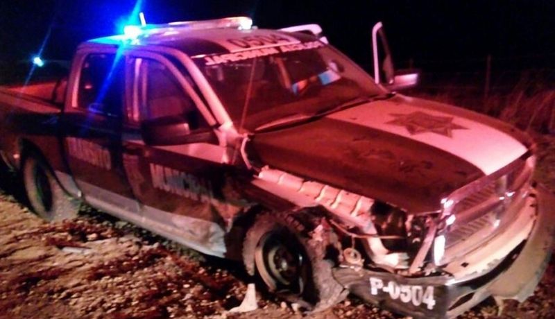 Lesiona patrulla a mujer al impactar su auto