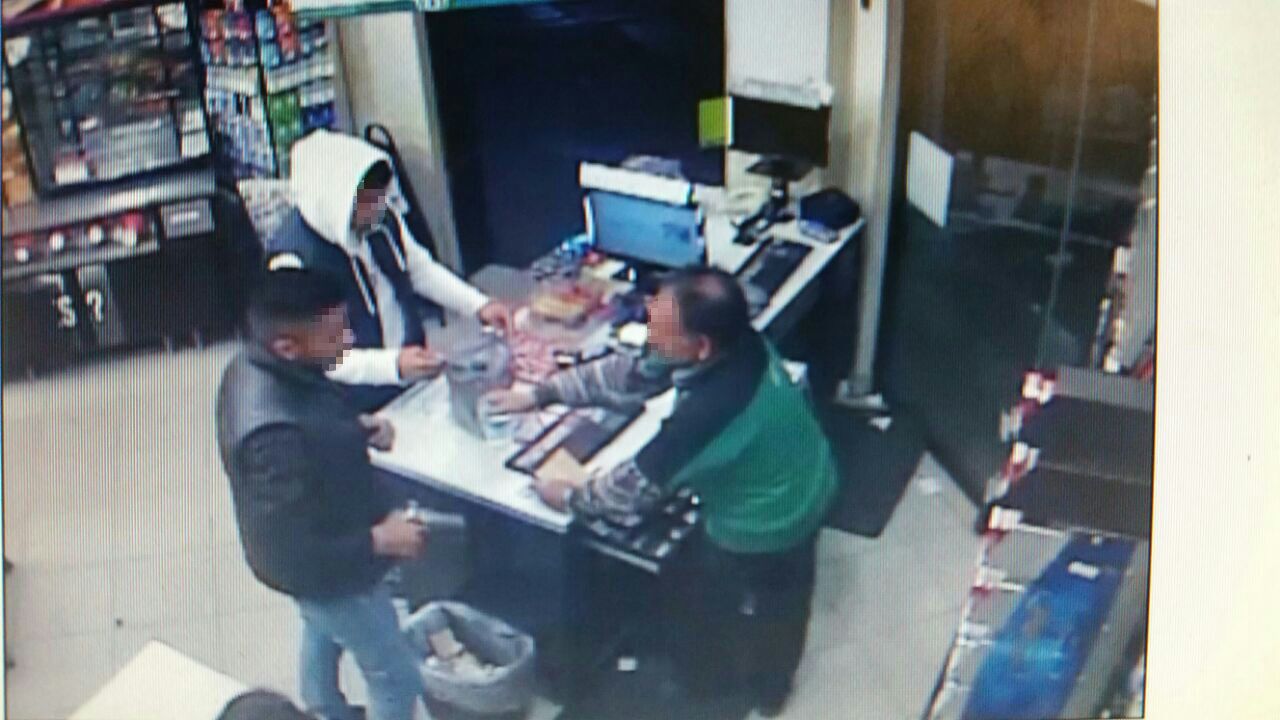 Detienen a dos por robo en 7-Eleven