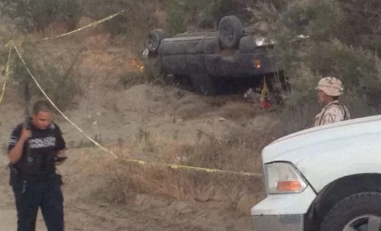 Vuelca carro lleno de sicarios en Ensenada