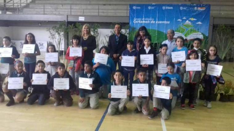 Premian a alumnos por participar en concurso de cuentos ecológicos