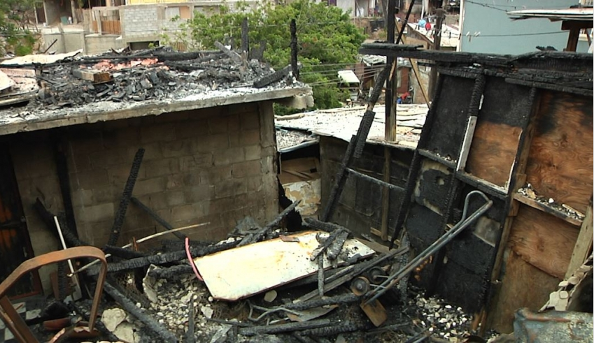 Falta de equipo en Bomberos hizo que familia se quedara sin nada.