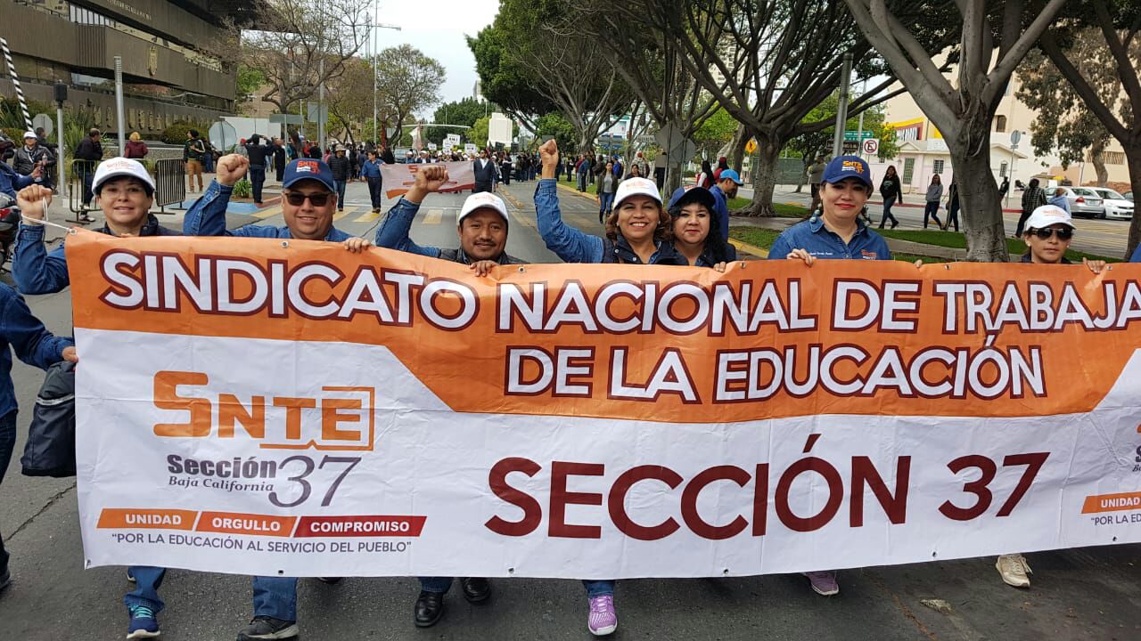 AGREMIADOS AL SNTE PROTESTAN EN DESFILE DEL DíA DEL TRABAJO