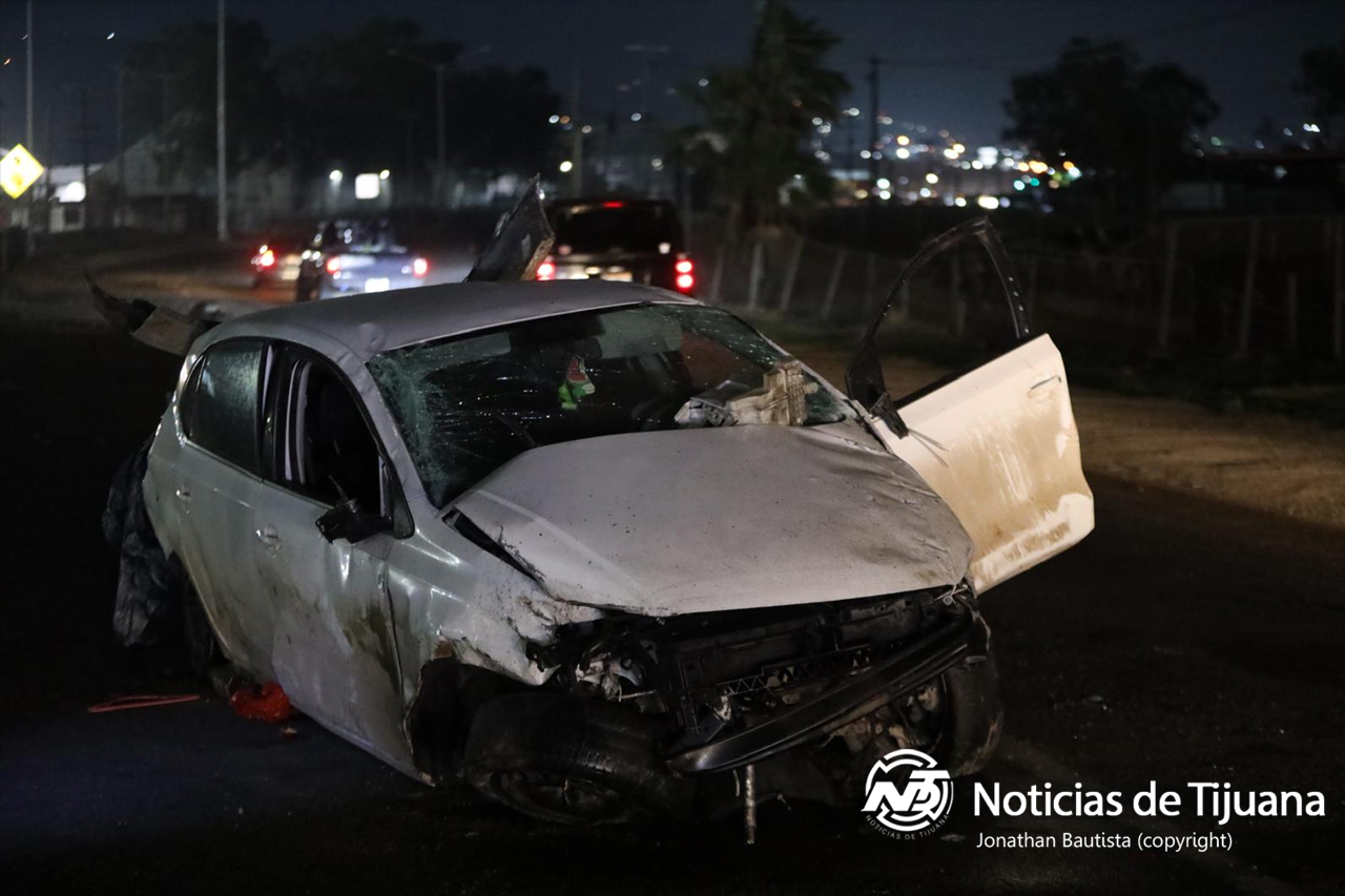 Camión de transporte de personal y vehículo sedán terminan en volcadura en la carretera Tijuana-Tecate