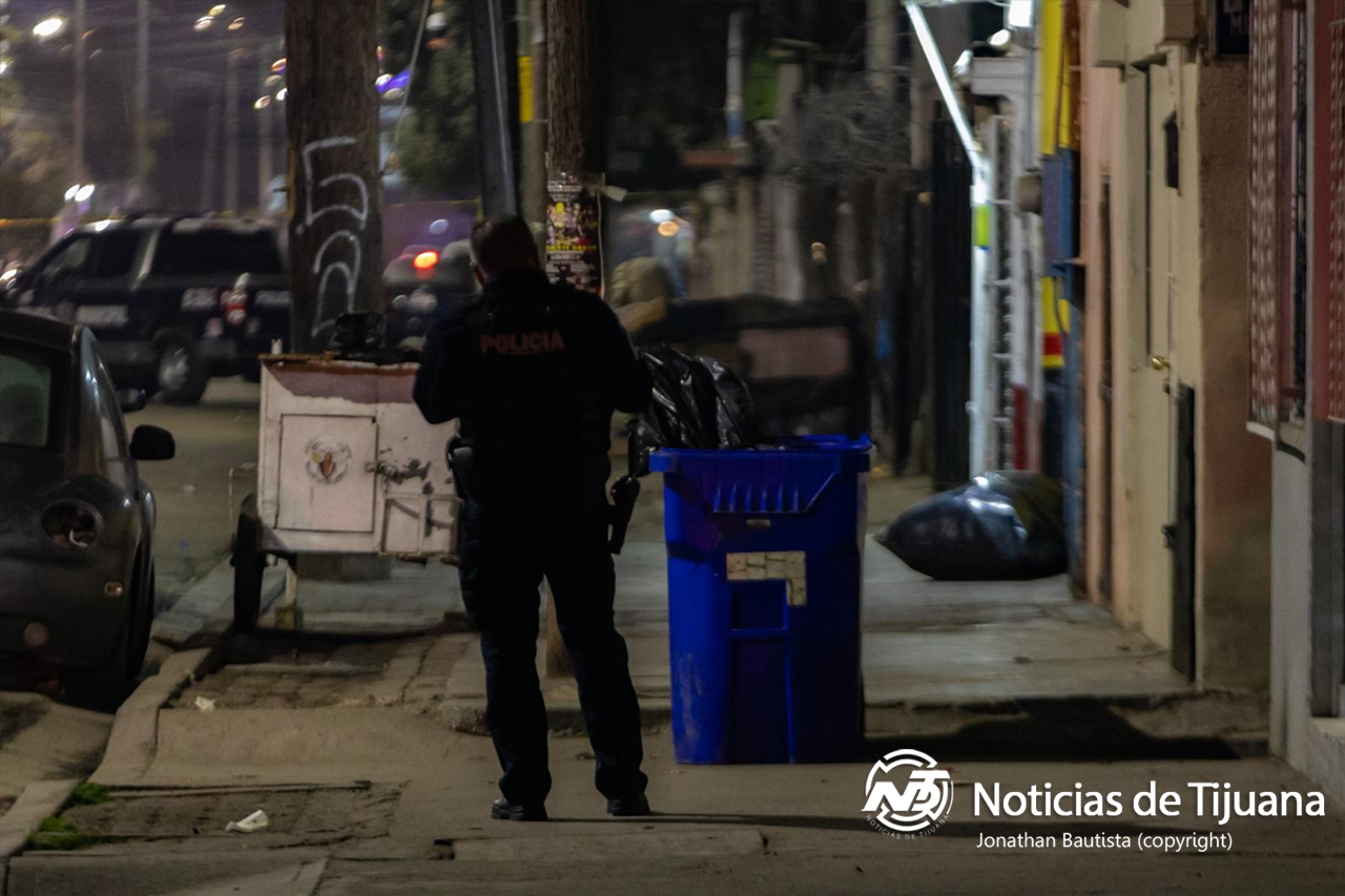 Municipales localizan los cuerpos de dos hombres en un tambo de plástico