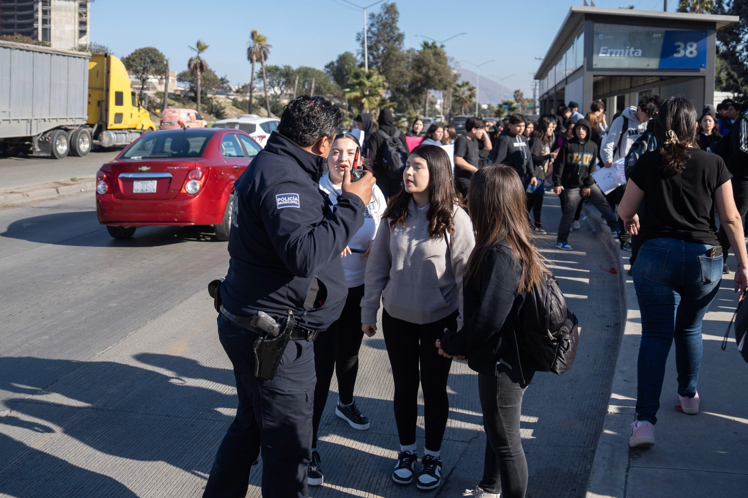 Policía municipal reprime manifestación de jóvenes en Cobach Rubén Vizcaíno