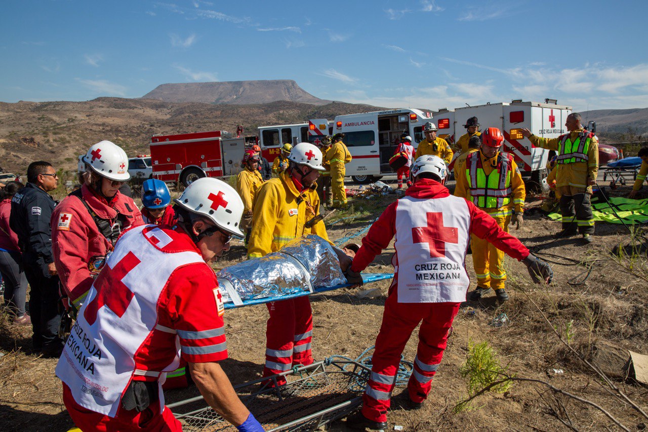 La encuentran con vida después de 36 horas; cayó a un barranco en bulevar 2000