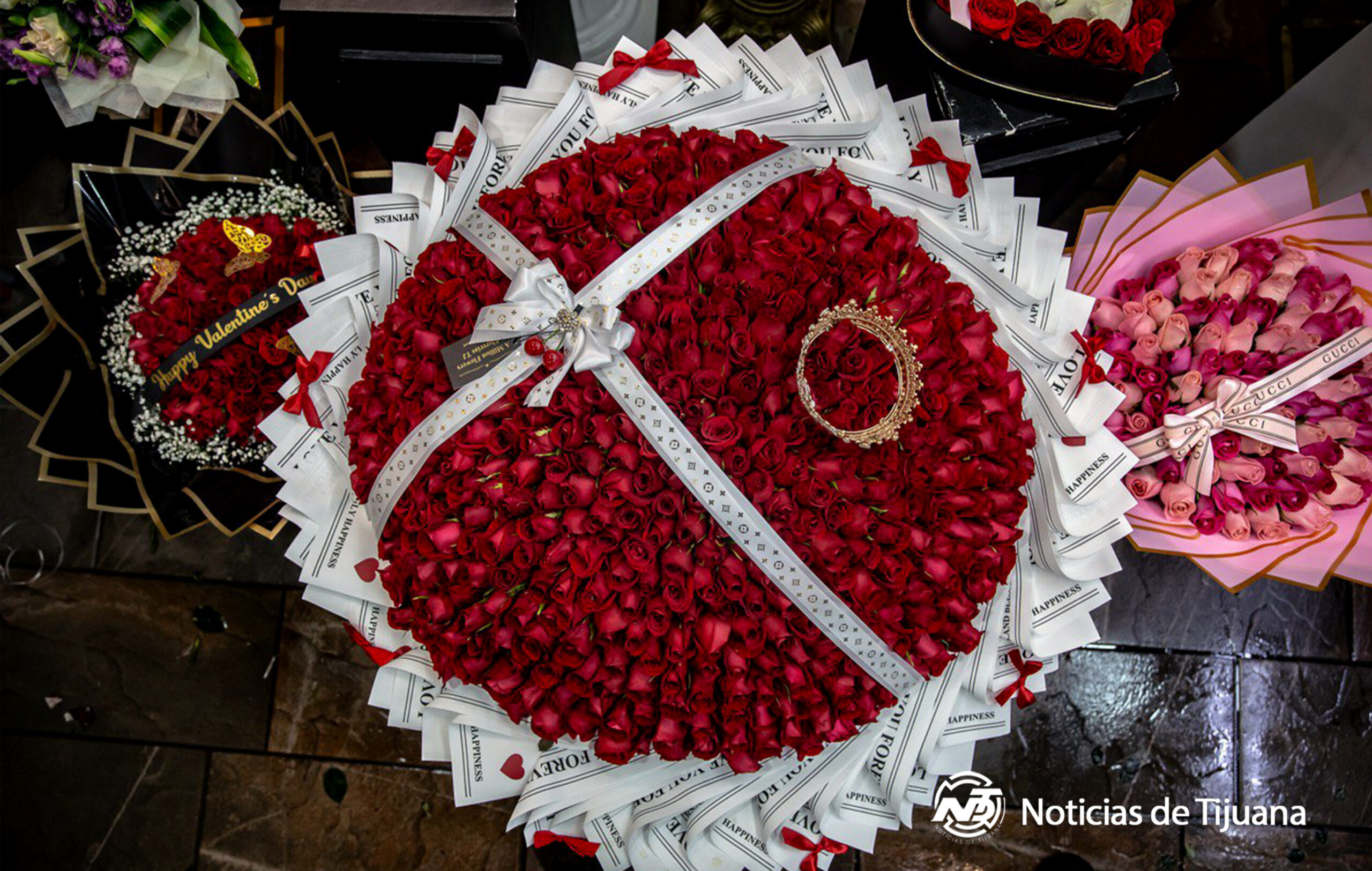 Vendedores ambulantes iluminan la madrugada de San Valentín