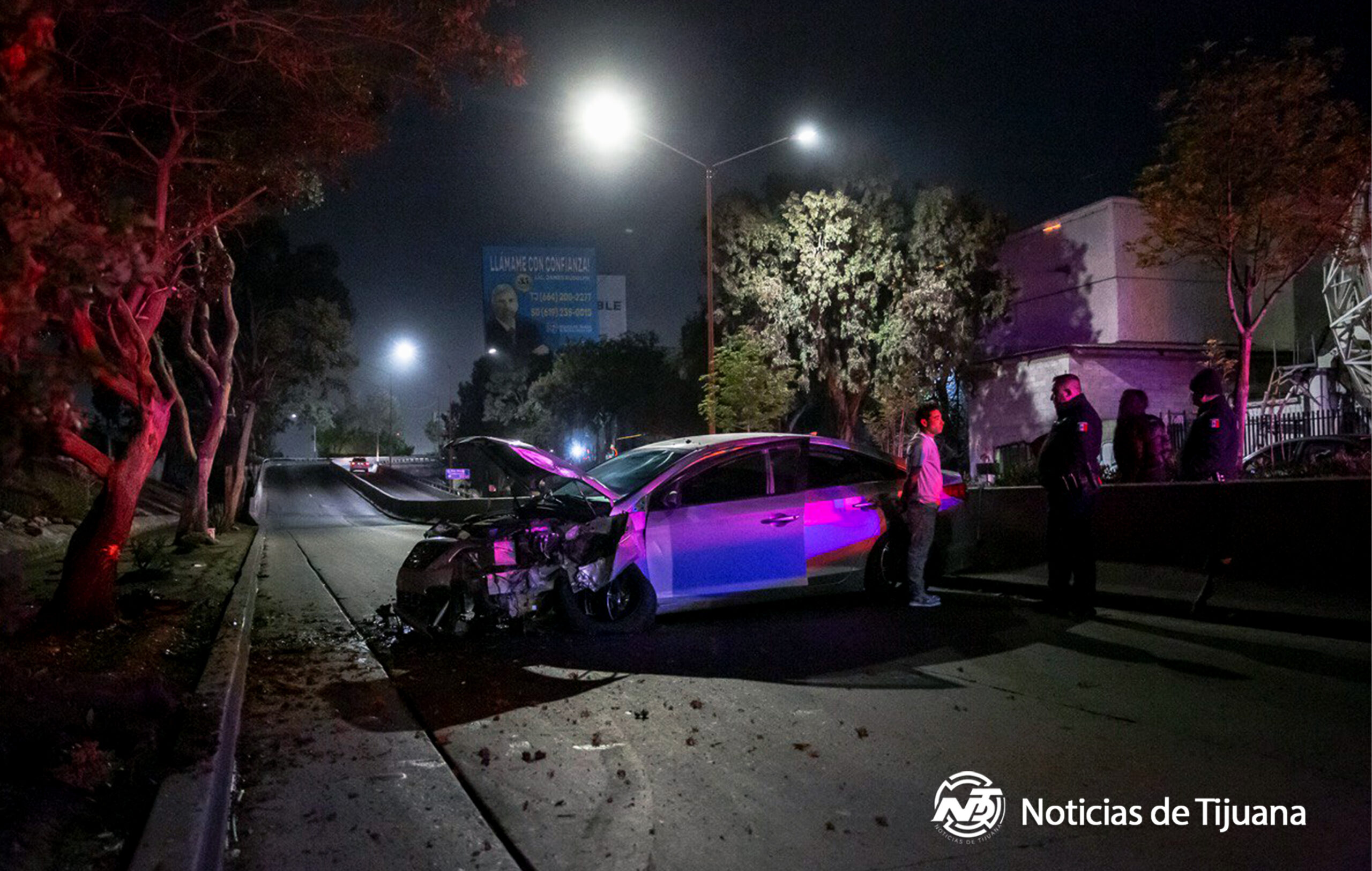 Accidente vehicular en carriles de Ready Lane: auto se impacta contra árbol