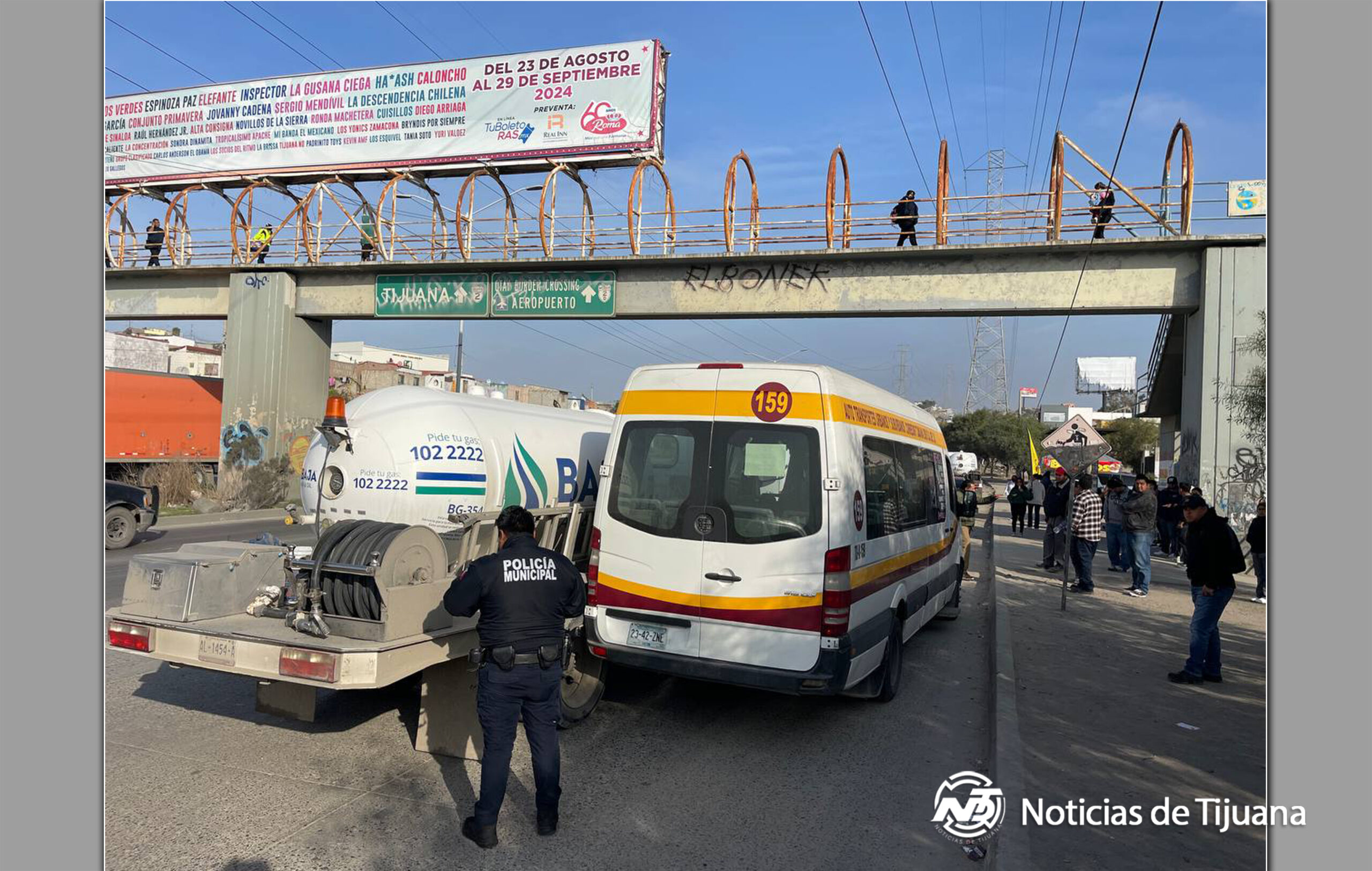 Pipa de gas choca contra unidades de transporte público en “Santa María”