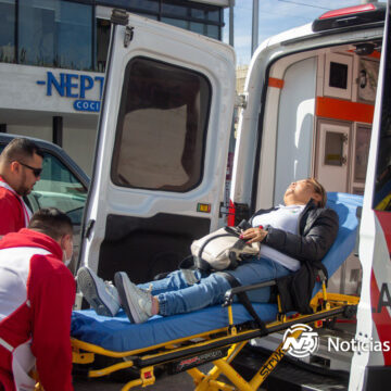 portada choque 280225 Mujer pierde el control de su vehículo y protagoniza choque contra taxi