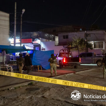 1 Ejecutan a hombre mientras cenaba en un puesto de mariscos