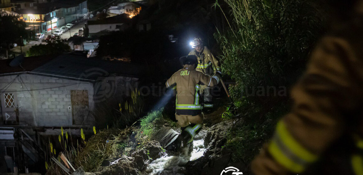 Fuga de agua en colonia Hidalgo deja vivienda inundada