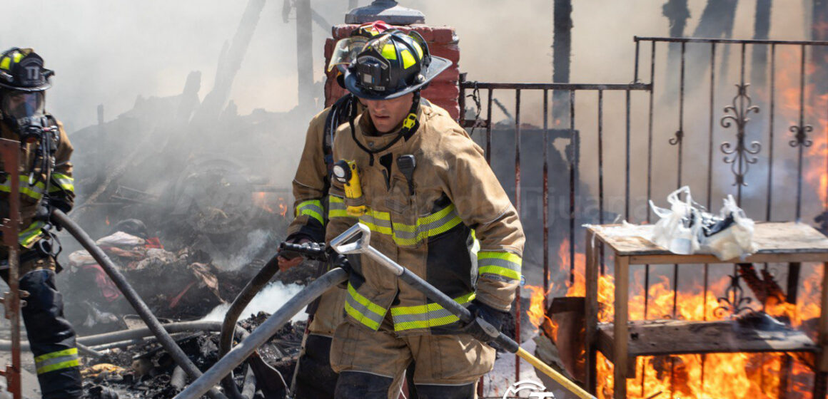 Incendio consume 3 viviendas en colonia Mariano Matamoros