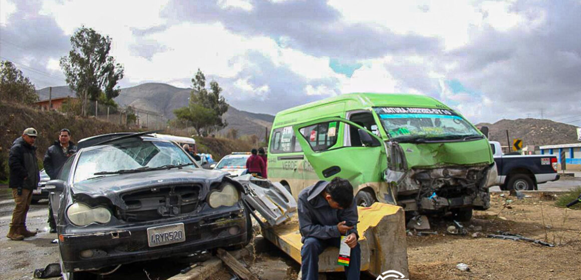 Chocan taxi Urvan y Mercedes Benz en Bulevar 2000; hay múltiples heridos