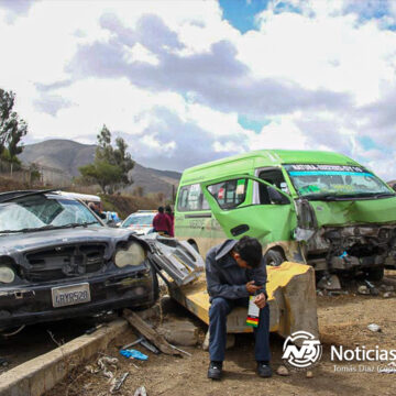 Chocan taxi Urvan y Mercedes Benz en Bulevar 2000; hay múltiples heridos