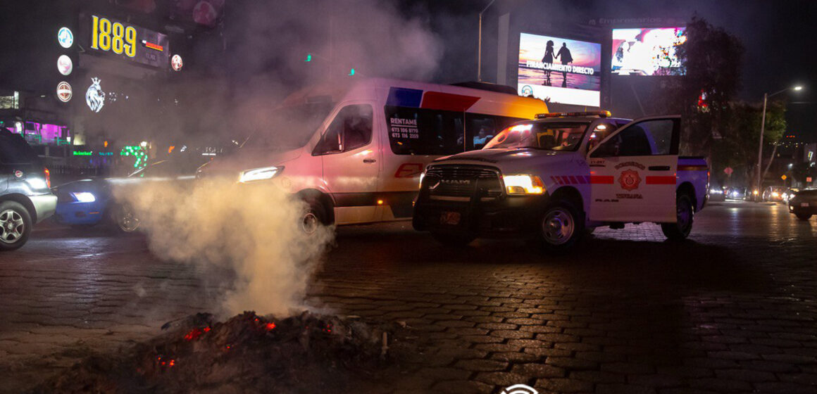 2 Vehículo se incendia al pasar por cartulinas en llamas del #8M