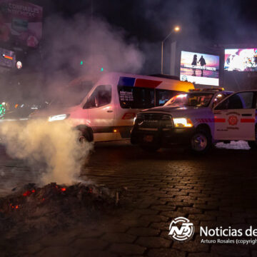 2 Vehículo se incendia al pasar por cartulinas en llamas del #8M