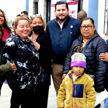 2 Atiende Ismael Burgueño a colonos de San Antonio de los Buenos en Miércoles de Delegación