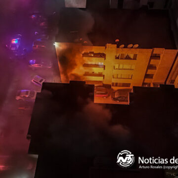 3 Sofocan incendio en departamento de Zona Río