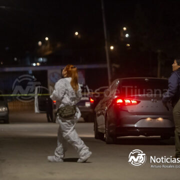 3 Vecinos localizan cuerpo de mujer sin vida dentro de vehículo