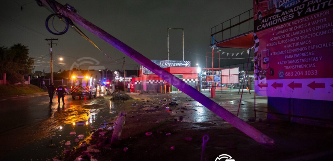 3 Joven de 21 años derriba poste telefónico tras chocar por exceso de velocidad en Tijuana