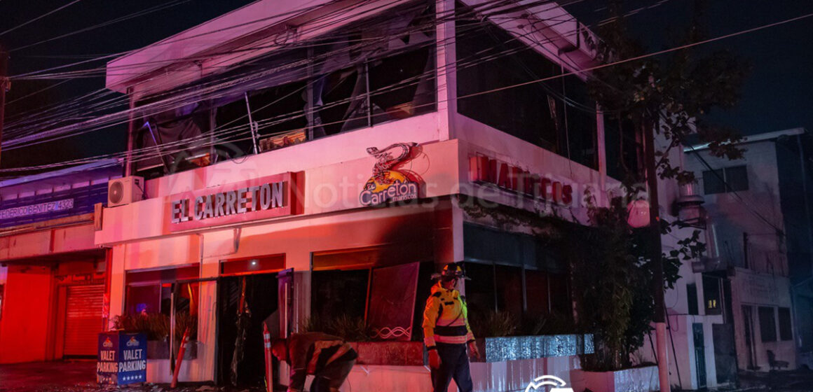 Bomberos sofocan incendio en restaurante de mariscos