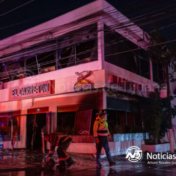 3 Bomberos sofocan incendio en restaurante de mariscos