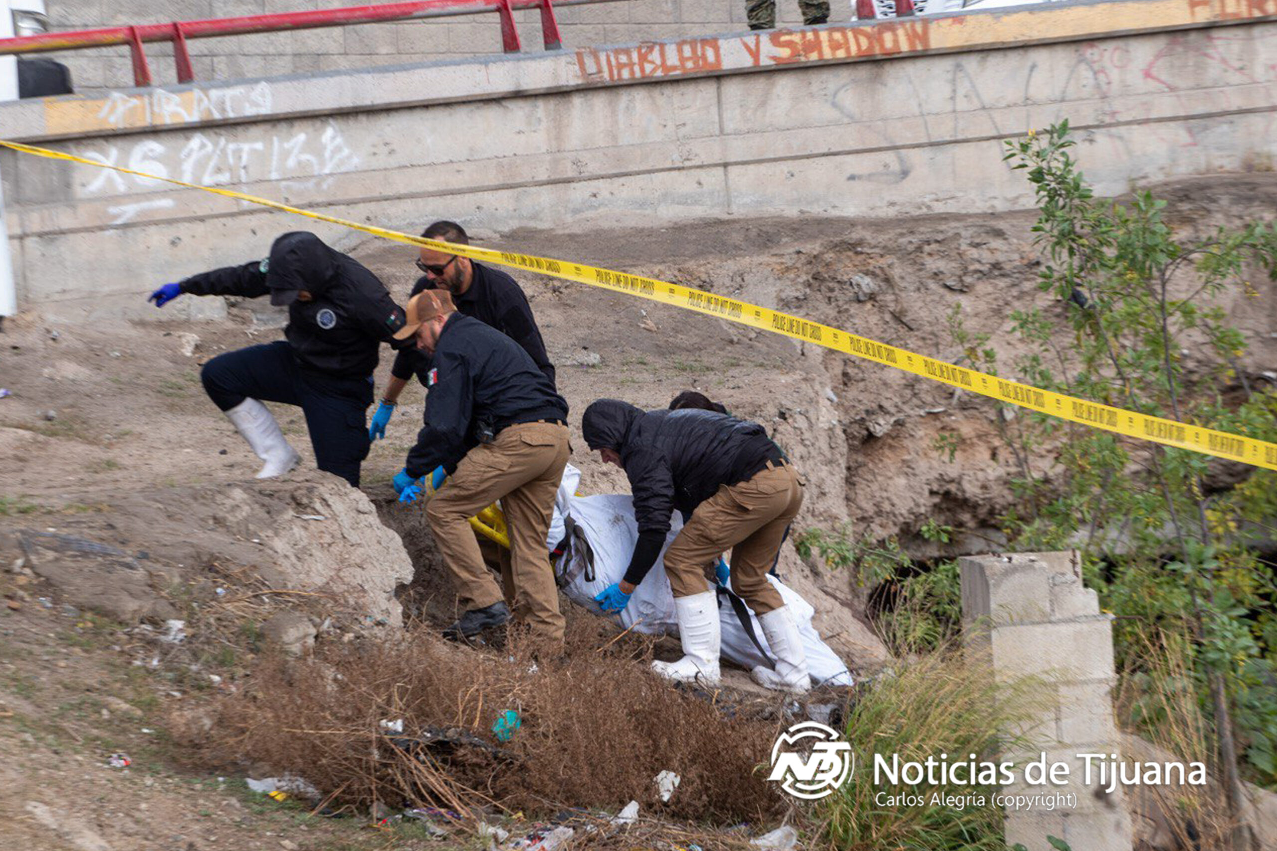 Localizan cuerpo sin vida en canalización pluvial de puente vehicular Terrazas del Valle