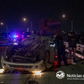 Vuelca vehículo en la rampa del bulevar Cuauhtémoc
