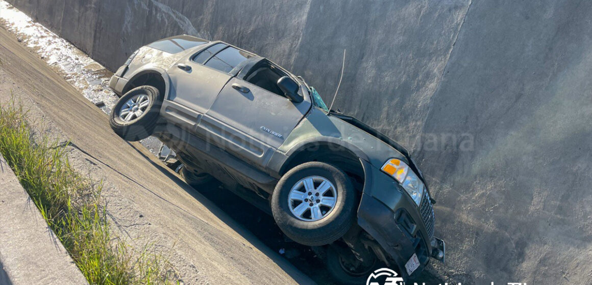 Automovilista cae a canal tras esquivar otro vehículo en bulevar Casablanca