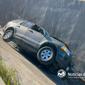 3 Automovilista cae a canal tras esquivar otro vehículo en bulevar Casablanca