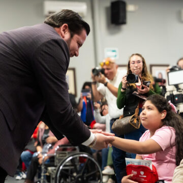 3 Entrega Ismael Burgueño 200 aparatos auditivos en Jornada de Salud ‘Ponte Oreja’