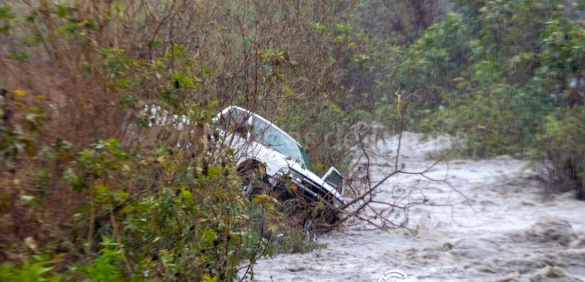 Vecinos Localizan camioneta en canalización de Río