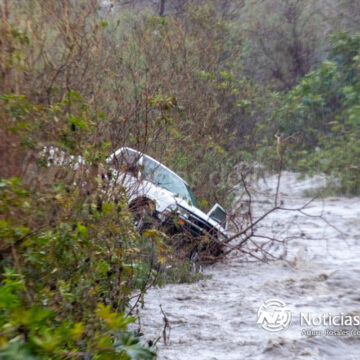 4 Vecinos Localizan camioneta en canalización de Río