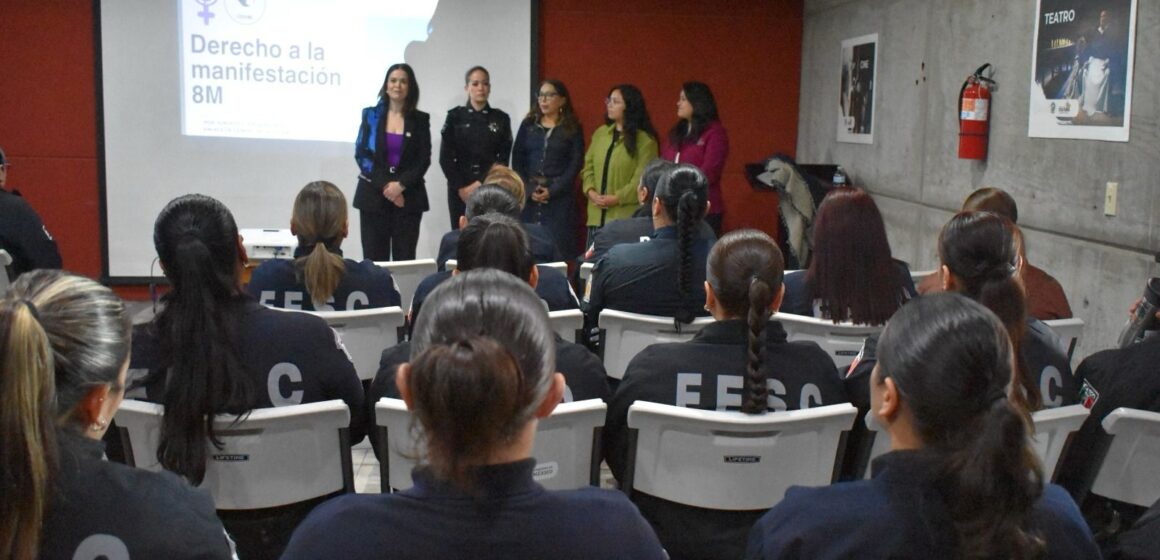 Mujeres policías de BC se capacitan sobre el derecho a la manifestación durante el 8M