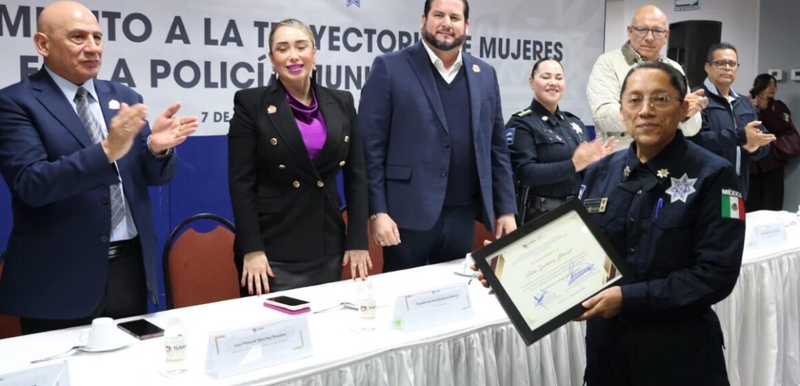 Reconoce alcalde trayectoria de mujeres policías en Tijuana