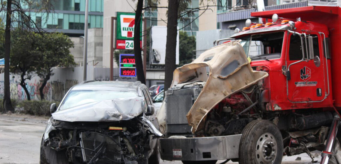 Aparatoso choque en la Vía Rápida Poniente