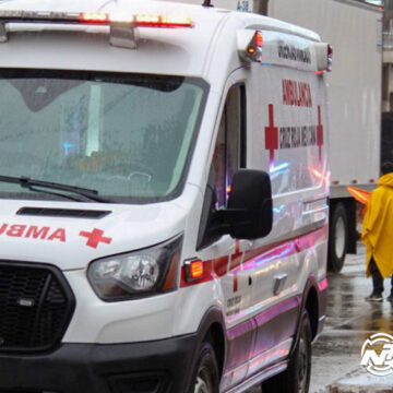 Accidente de transporte de personal deja daños tras chocar contra muro de contención