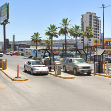 Plazas otorgarán 40 minutos de estacionamiento gratis; dueños buscan impedirlo 