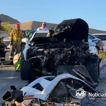 Conductor de Camaro destroza su vehículo tras circular a exceso de velocidad