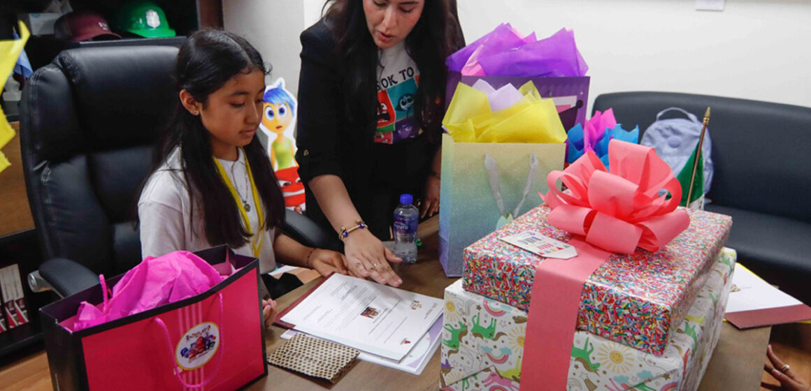 1 Recibe Alfredo Álvarez Cárdenas a Roxahaní Ginez Hernández, niña secretaria general de gobierno