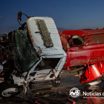 Unidad de Bomberos vuelca mientras atendía reporte de incendio