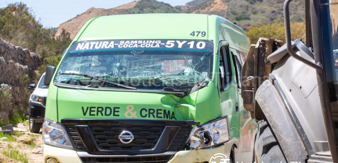 1 Accidente en corredor 2000 deja nueve lesionados leves por choque entre transporte público y retroexcavadora