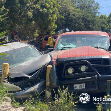 2 Grúa sin frenos choca contra camioneta Super Duty en la colonia El Pípila