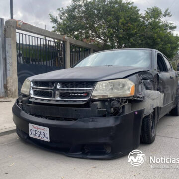 Choque sin lesionados entre transporte de personal y Dodge Avenger