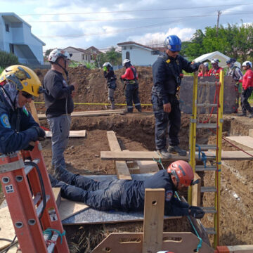 2 Capacitan a bomberos de Tijuana como técnicos de rescate en zanjas en Costa Rica