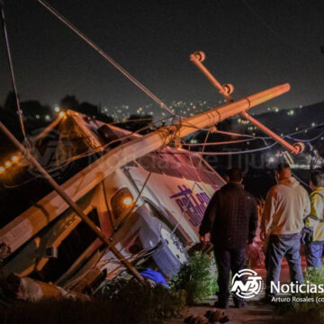 2 Chofer de camión SETTEPI sufre volcadura en la carretera libre Tijuana-Tecate