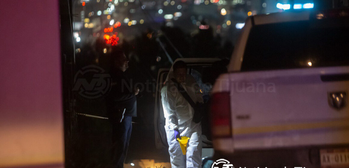 Localizan cuerpo encobijado al interior de un vehículo