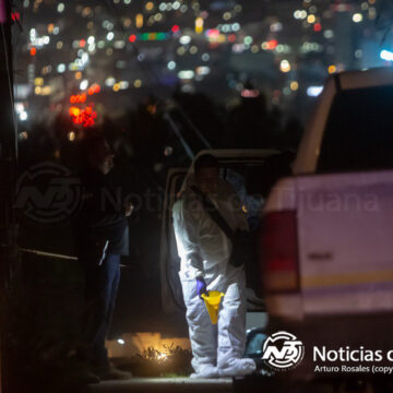 Localizan cuerpo encobijado al interior de un vehículo