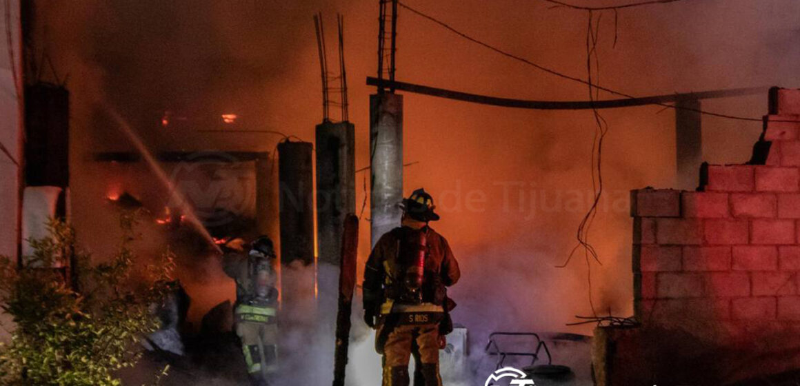 4 Incendio consume una vivienda y daña dos más